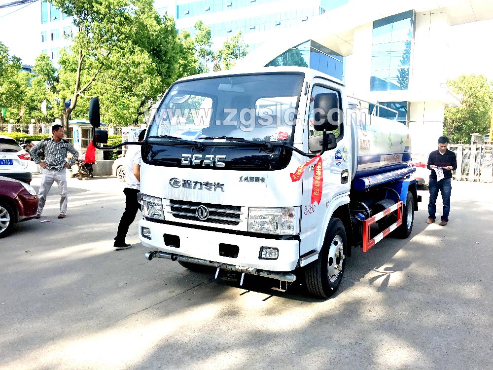 到湖北程力集團(tuán)訂購(gòu)灑水車，現(xiàn)貨供應(yīng)隨時(shí)出發(fā)