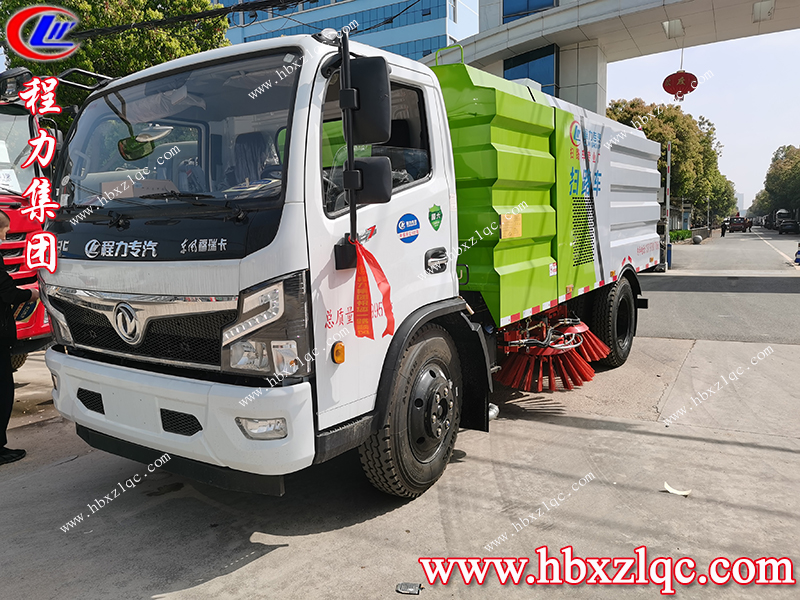 程力集團(tuán)東風(fēng)福瑞卡掃路車，北京客戶到廠自提車并學(xué)習(xí)操作方法